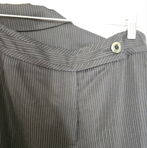 Tahari size 18 w black pinstripe silver shortsleeve pant suit and jacket - Picture 15 of 16